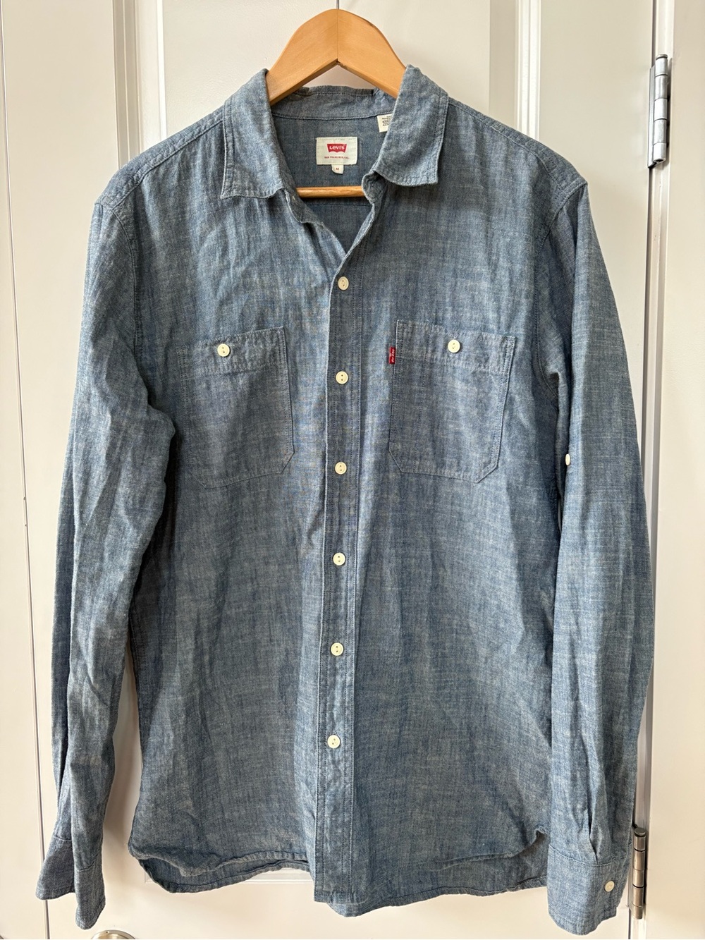 Levi's Men's Button-Down Chambray Blue Shirt Medium